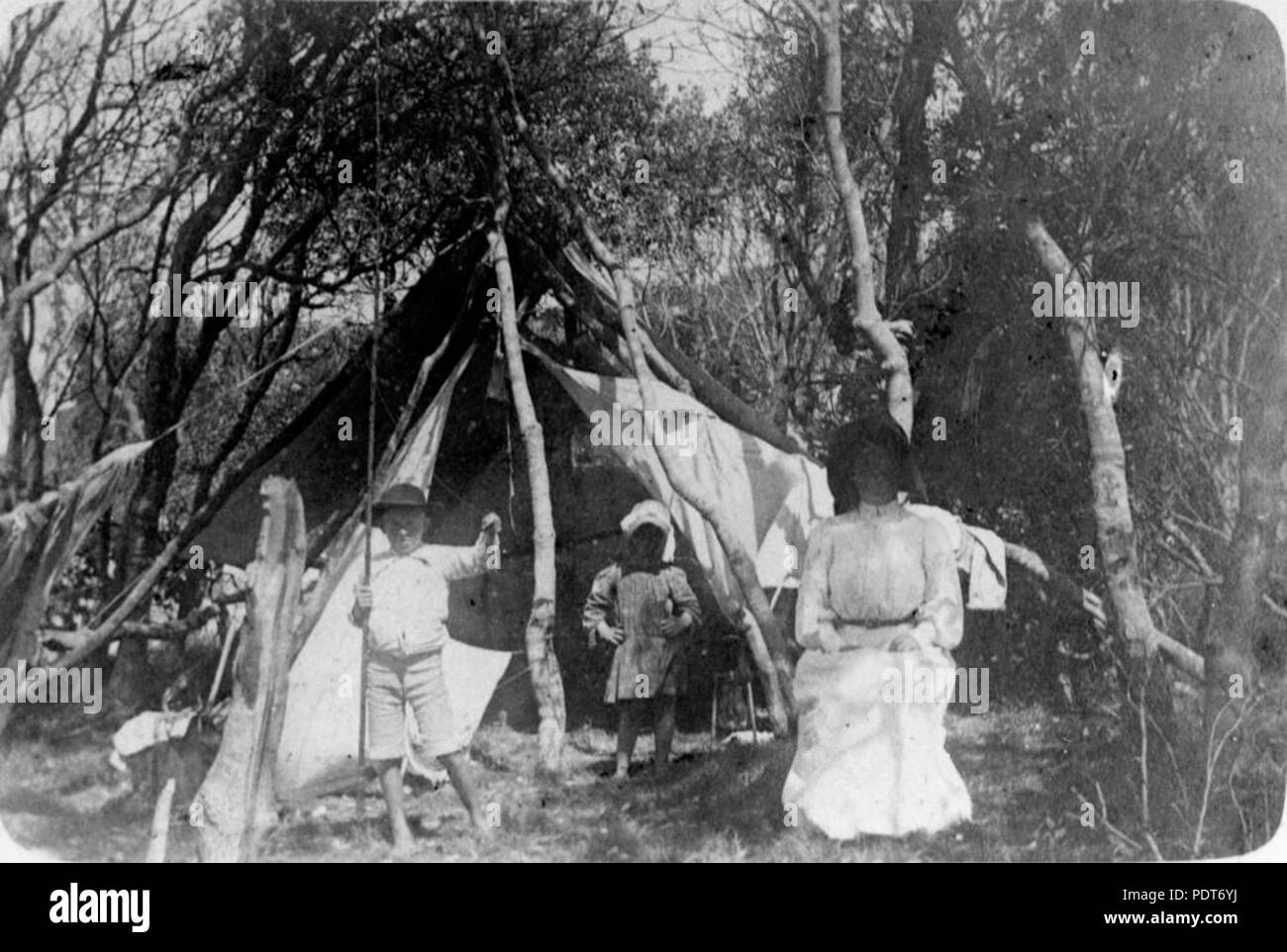 237 StateLibQld 1 166435 Family camping at Tweed River, New South Wales, 1905 Stock Photo