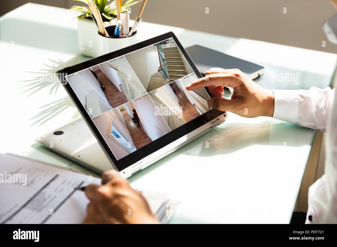 Hand checking cctv camera hi-res stock photography and images - Alamy