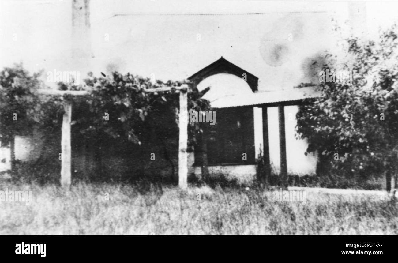 242 StateLibQld 1 174795 Glimpse of Ballandean Station homestead, 1933 Stock Photo
