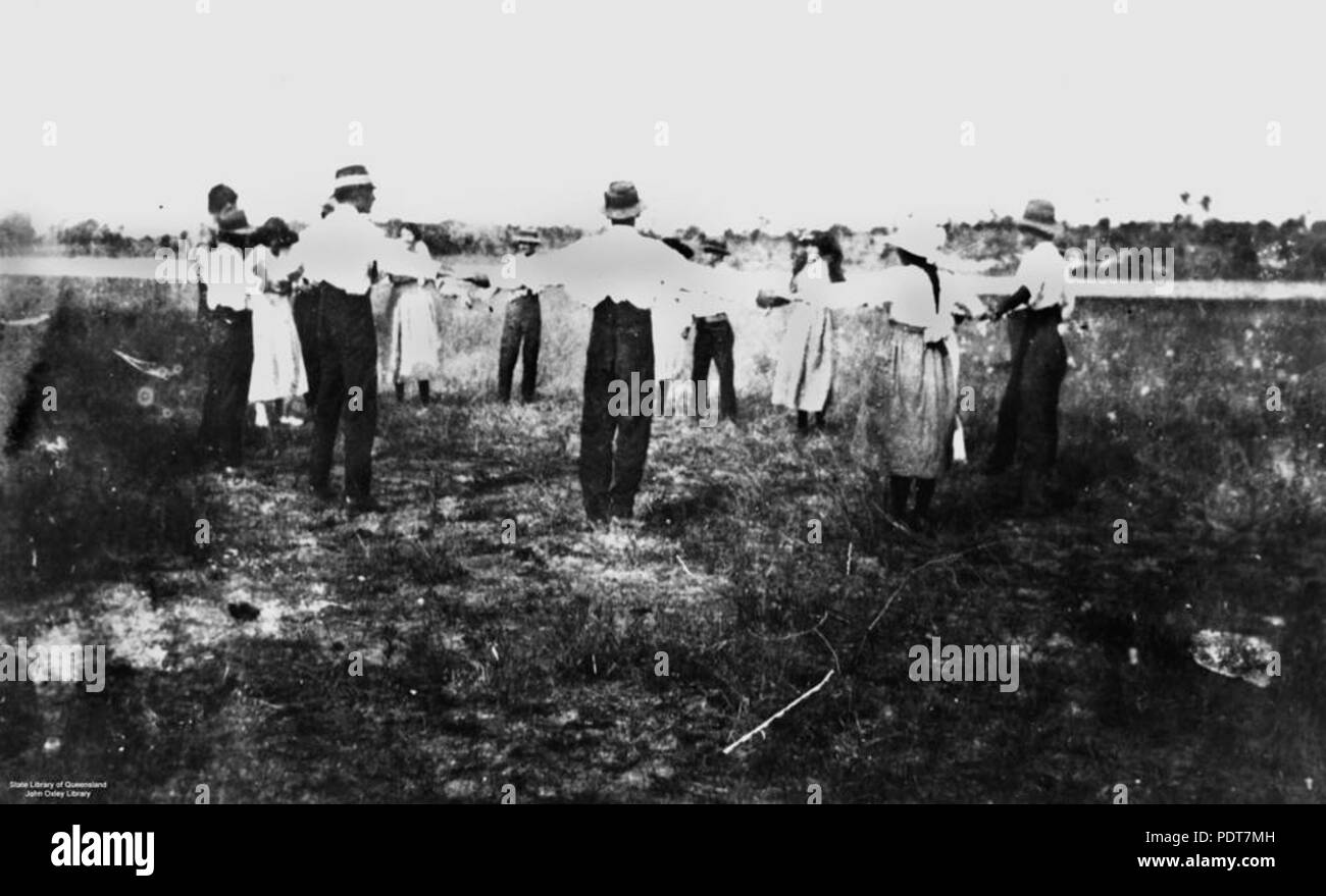 243 StateLibQld 1 178739 Families gather for a picnic at Normanton, Queensland, ca.1921 Stock Photo