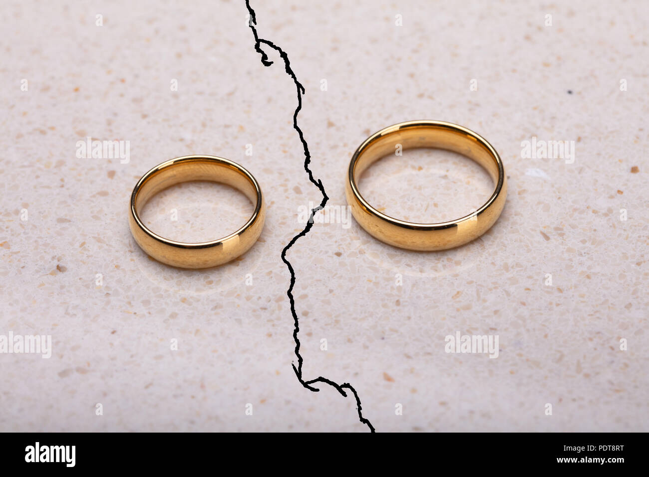 Broken wedding ring hires stock photography and images Alamy