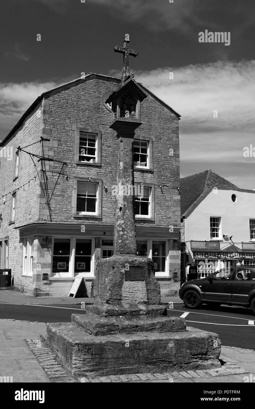 Street view and the Market Cross, Stow on the Wold Town, Gloucestershire, Cotswolds, England Stock Photo