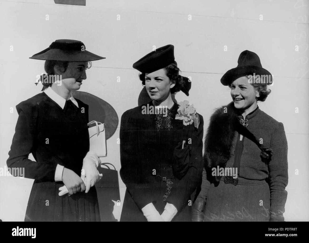 201 StateLibQld 1 104492 Joan Haynes, Peggy Allen and Mrs W. D. Hardham enjoying a day out at Ascot races, Brisbane, 1939 Stock Photo