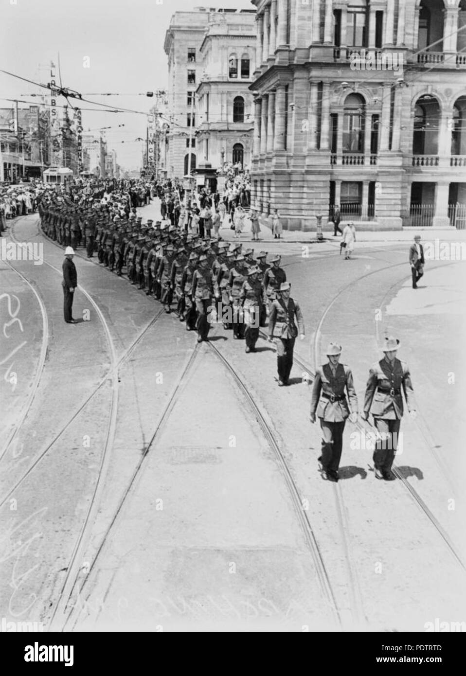 Australian soldiers marching in parade hi-res stock photography and ...