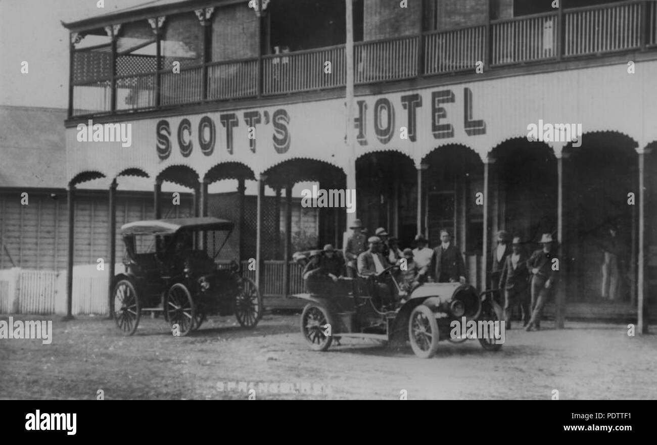 206 StateLibQld 1 111420 Motor vehicles outside Scott's Hotel, Springsure, 1912 Stock Photo