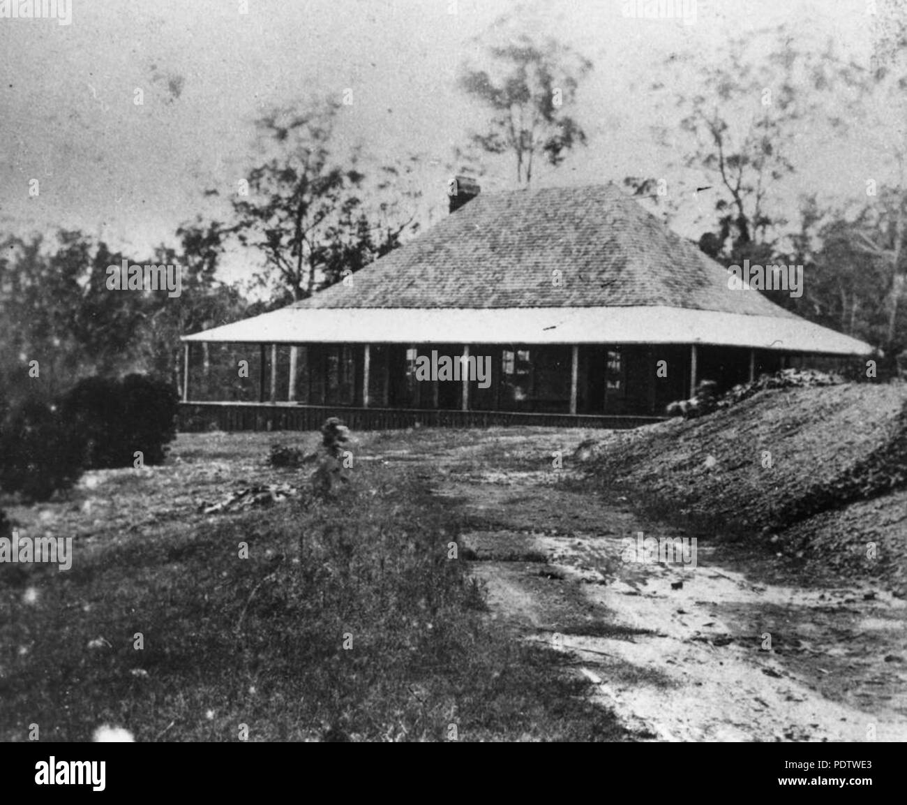 209 StateLibQld 1 116740 Early colonial home in Grovely, Brisbane, Queensland, 1867 Stock Photo