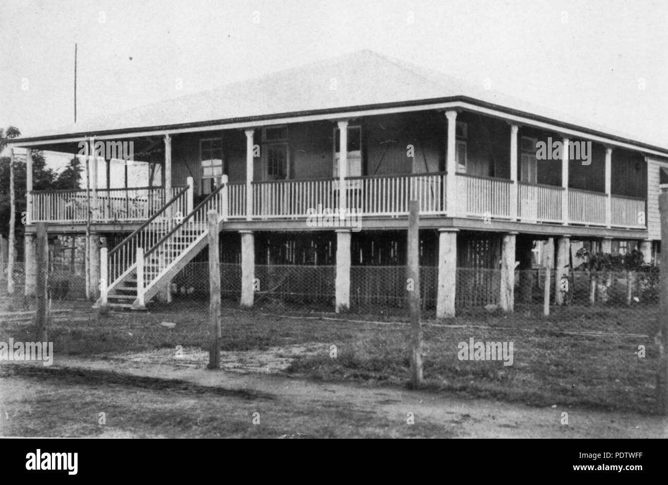 209 StateLibQld 1 117000 High set timber homestead at Charleville with wrap-around verandahs, ca. 1925 Stock Photo