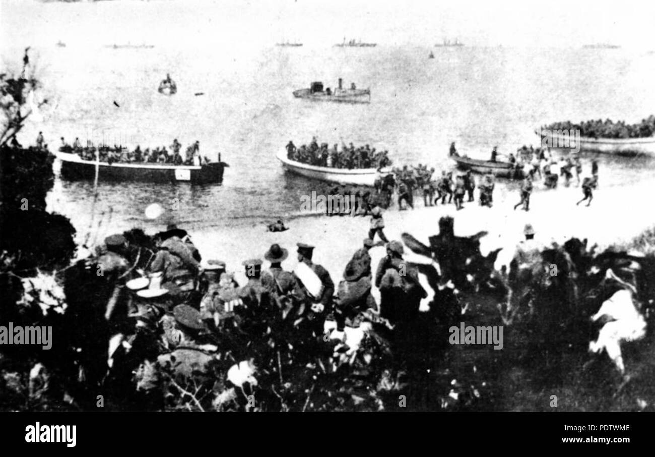 210 StateLibQld 1 117920 Troops landing at Suvla Bay, Turkey, 25 April 1915 Stock Photo