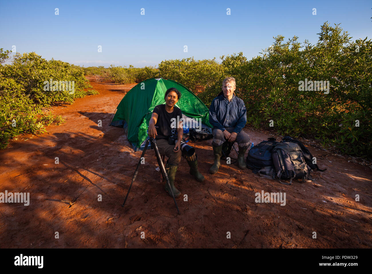 Outdoor photographers Øyvind Martinsen and Zizza Gordon in their tent camp in the Sarigua desert, Herrera province, Republic of Panama. Stock Photo