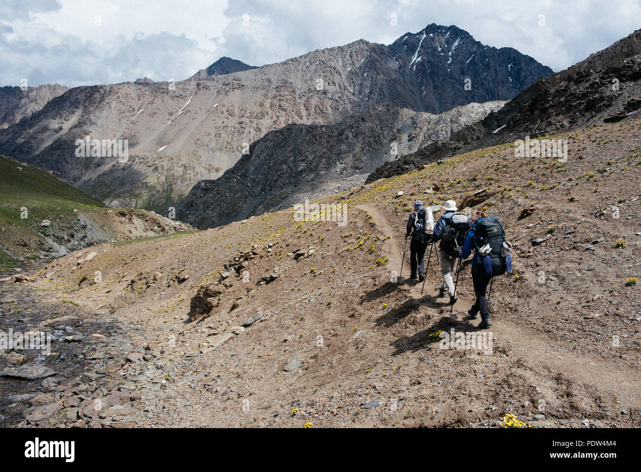 Group of young friends outside hi-res stock photography and images - Alamy