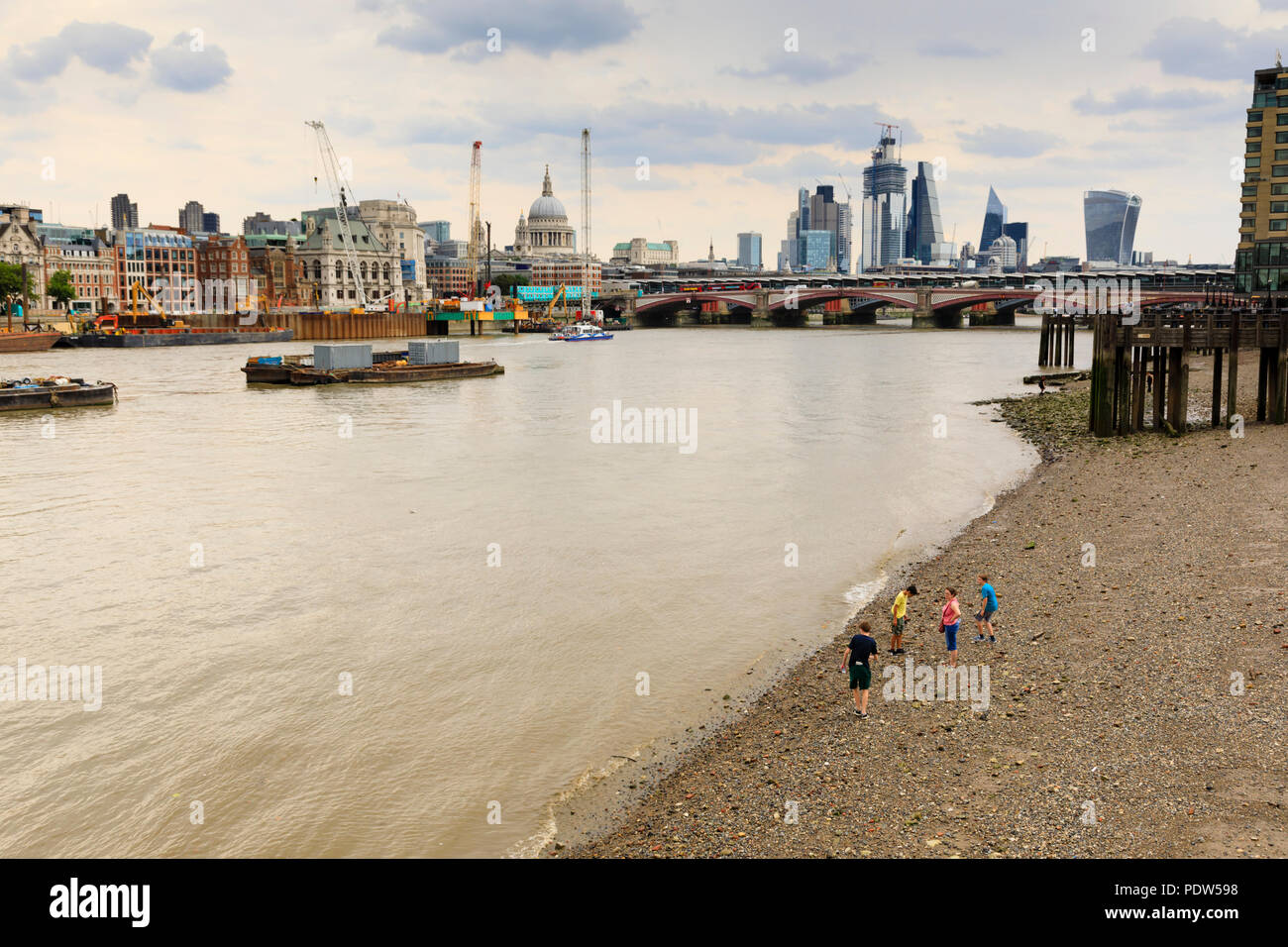 River thames beach hi-res stock photography and images - Alamy