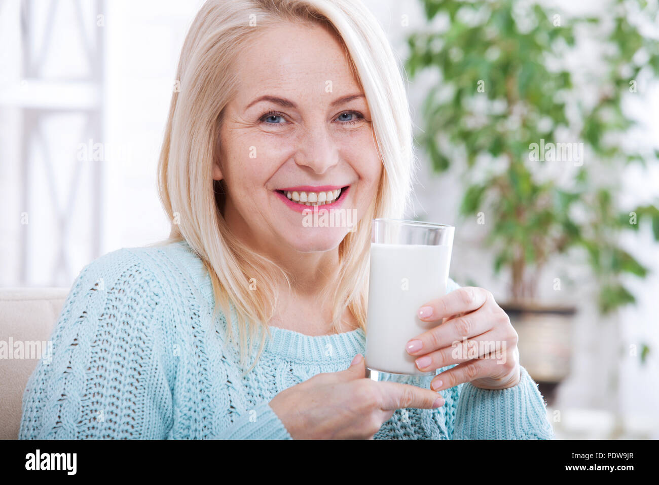 здоровья для женщины старше 40. женское молоко. молоко женщины в возрасте. мать и чашка молока. молоко женщинам после 40.