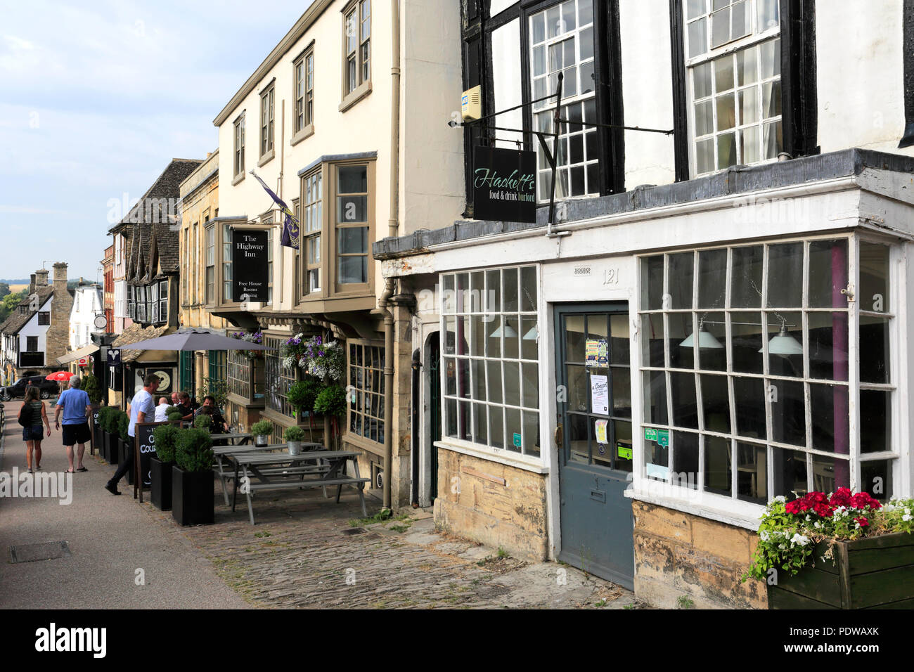 Street Scene at the Georgian Town of Burford, Oxfordshire Cotswolds, England, UK Stock Photo