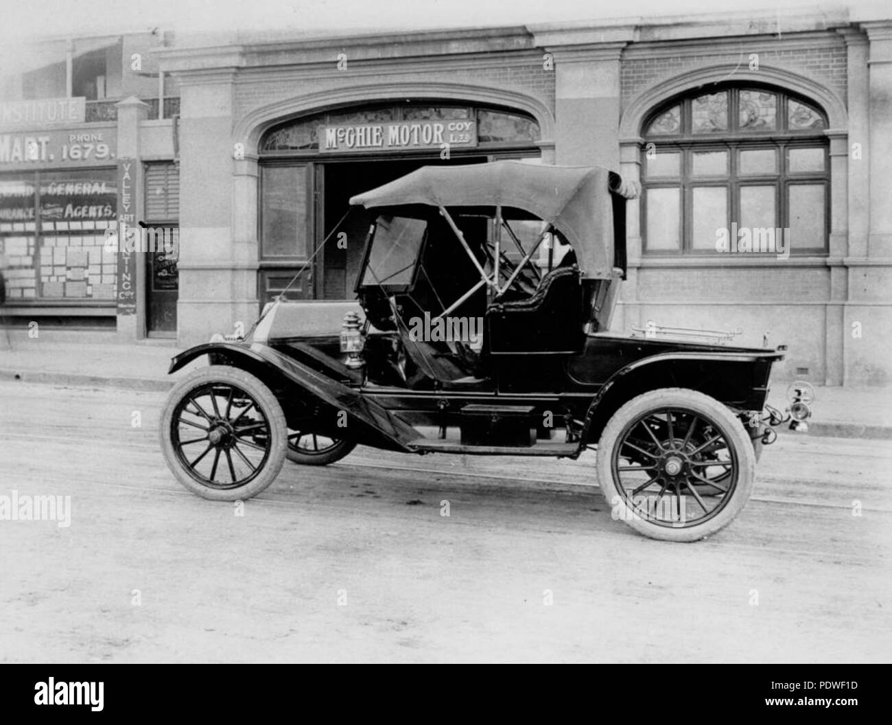 222 StateLibQld 1 139098 1912 Hupmobile 20 Runabout outside McGhie Motor Company, Brisbane, 1912 Stock Photo