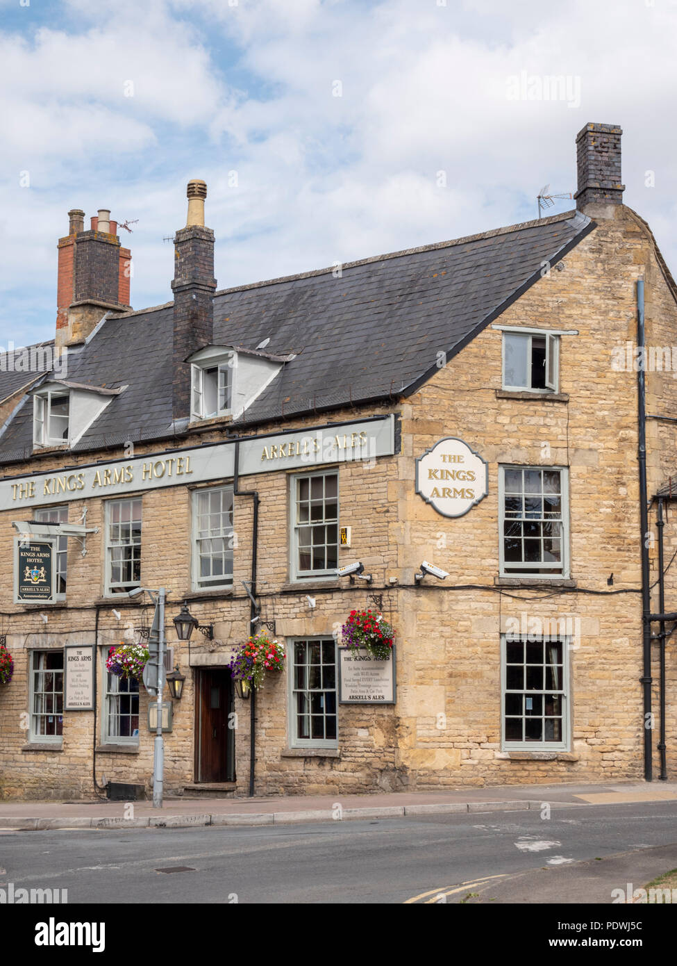 The Kings Arms Hotel and pub in the Cotswold town of Chipping Norton Oxfordshire, UK Stock Photo