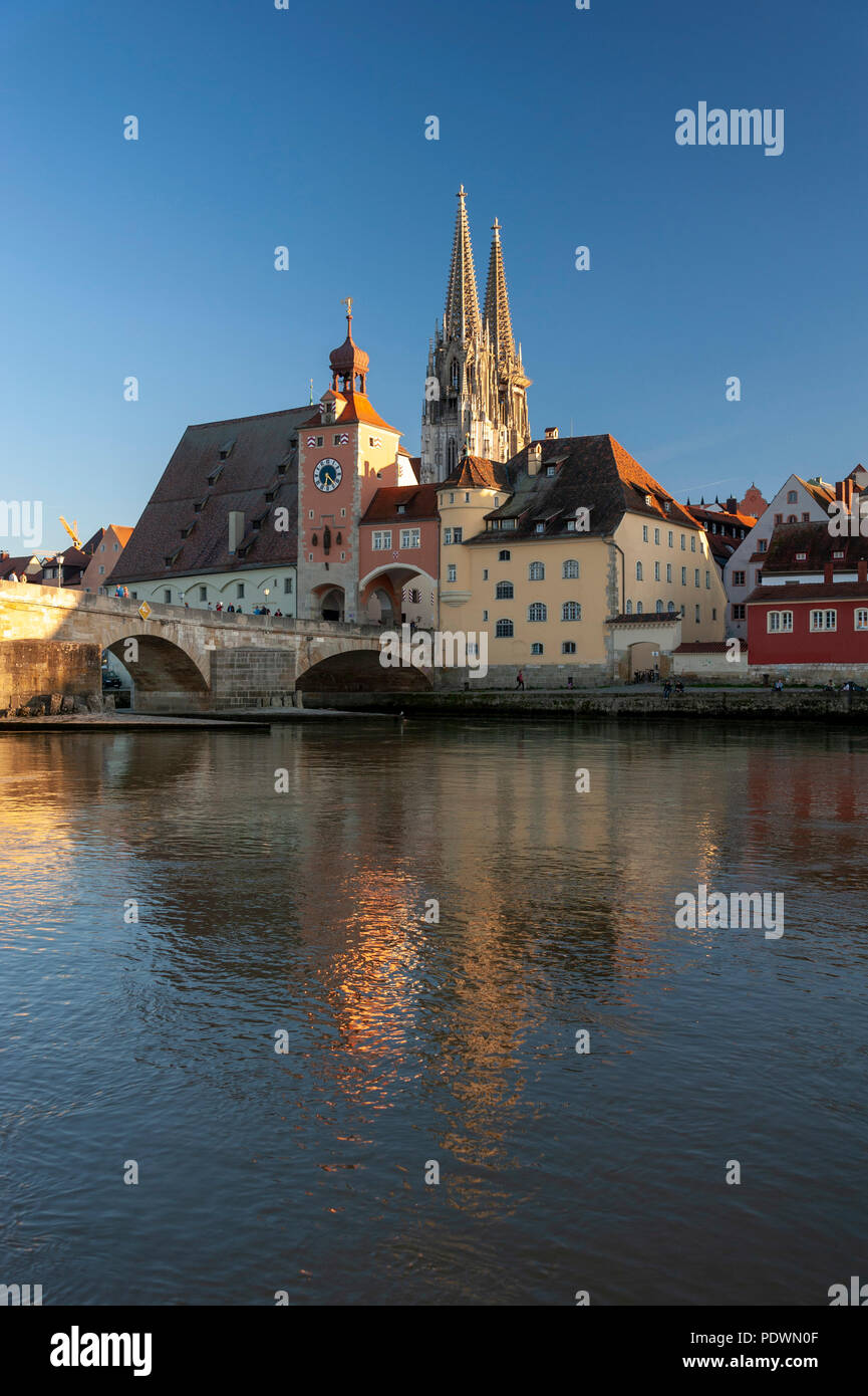 Regensburg, Stadtansicht mit Steinerne Brücke, Brücktor, Dom Stock Photo