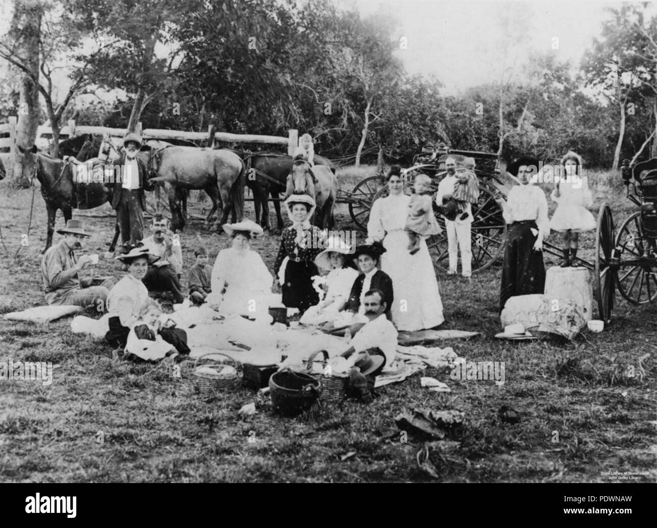 271 StateLibQld 1 71135 Family picnic at Annan River, Queensland Stock Photo