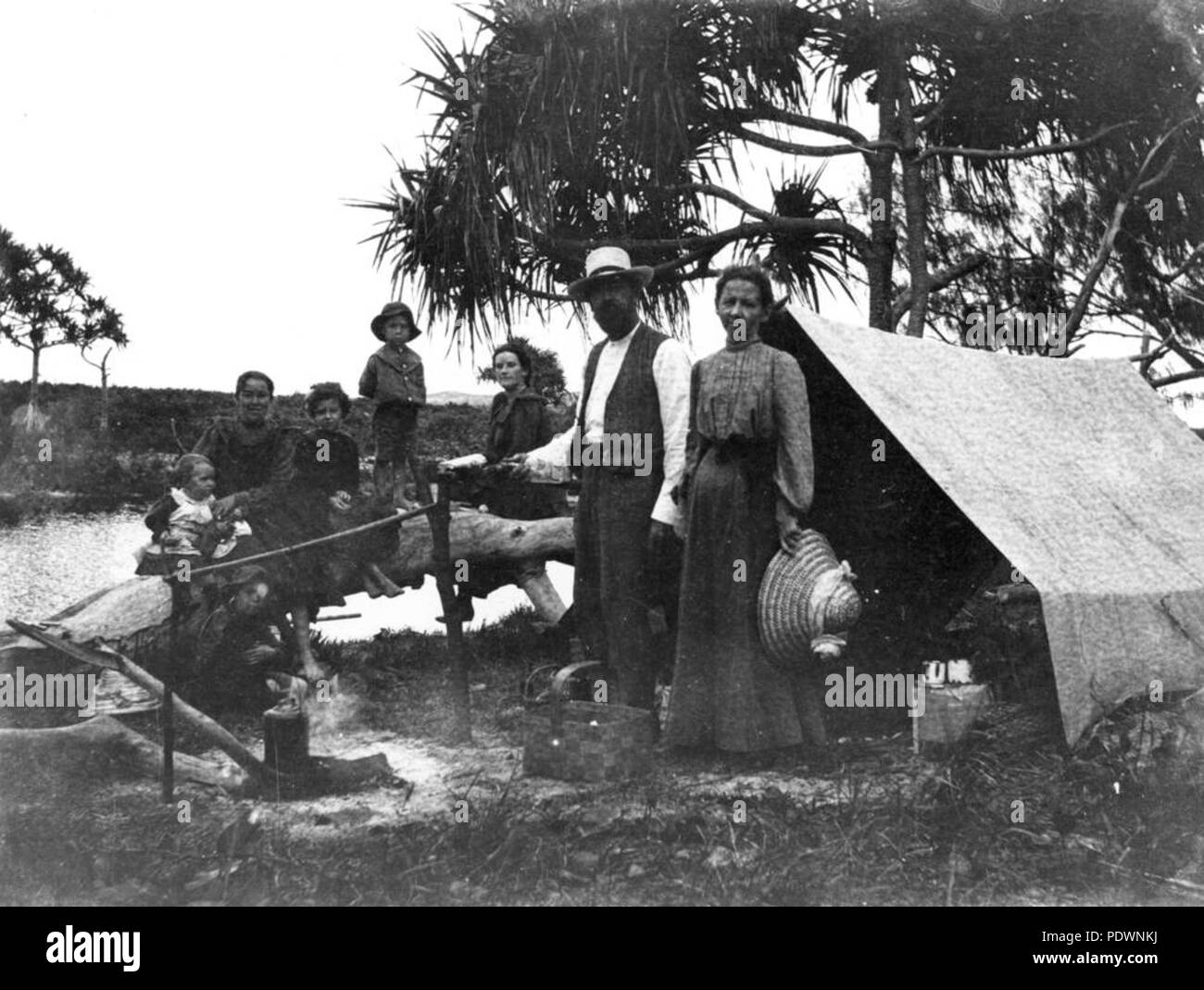 272 StateLibQld 1 75121 Byrne family camping at 'The Waterhole', Fraser Island, Queensland, ca. 1907 Stock Photo