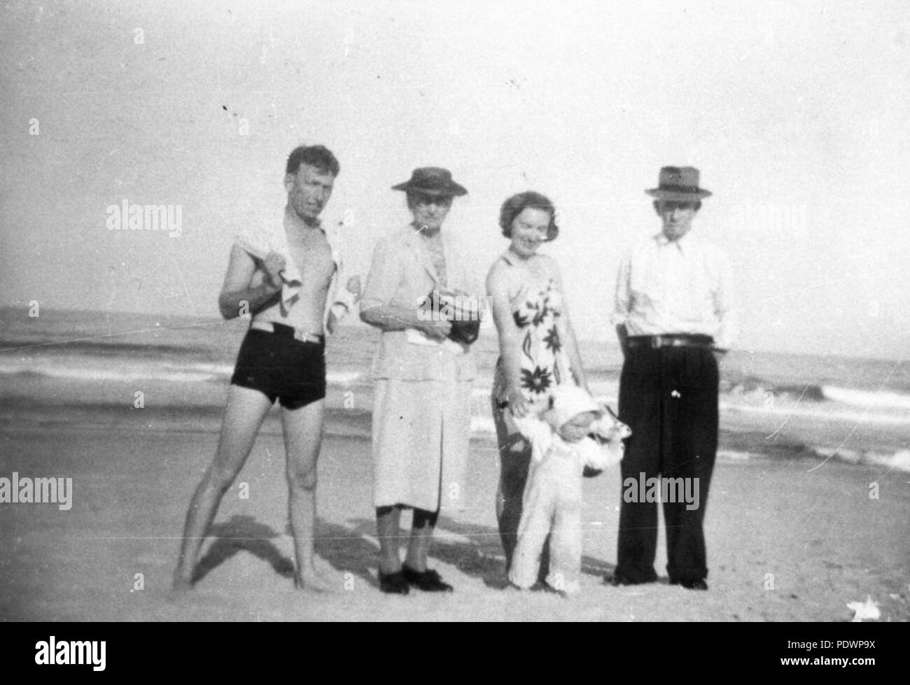 1950s family on beach hi-res stock photography and images - Alamy