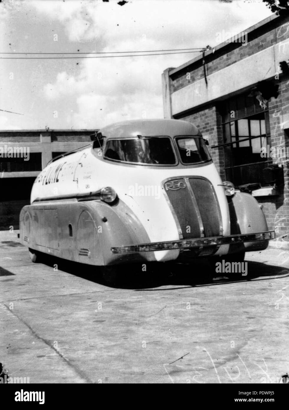 279 StateLibQld 2 104416 Plume petrol tanker using a Reo truck chassis Stock Photo