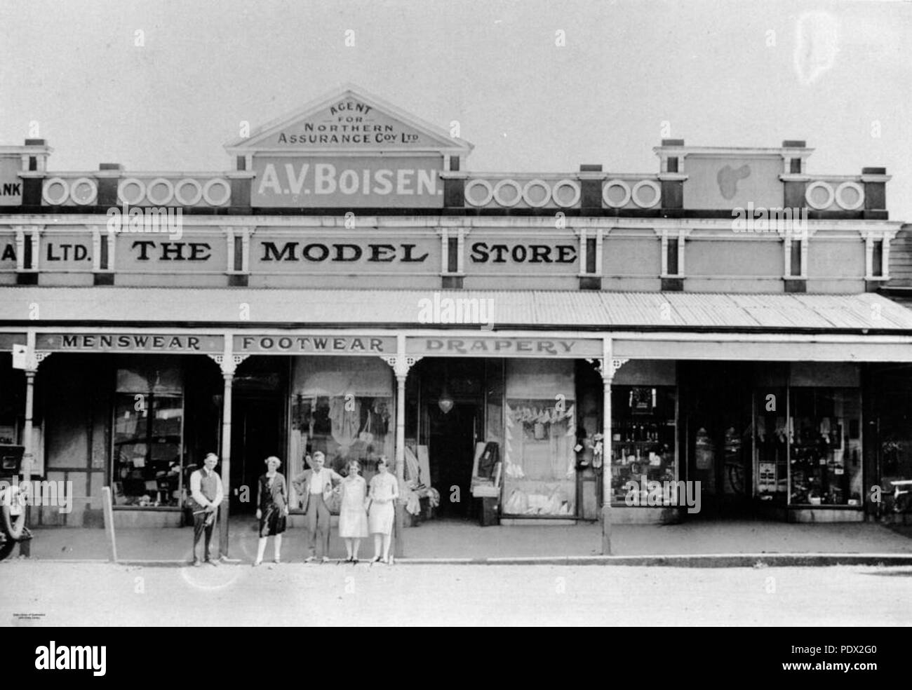 244 StateLibQld 1 180755 Staff posing in front of A. V. Boisen's store at Wondai, 1927 Stock Photo