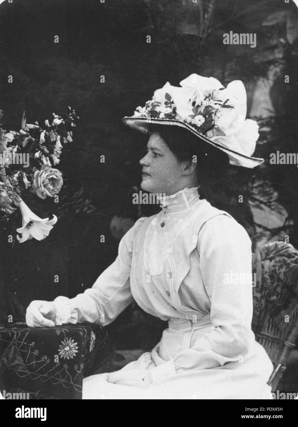 1900 woman white hat Black and White Stock Photos & Images - Alamy