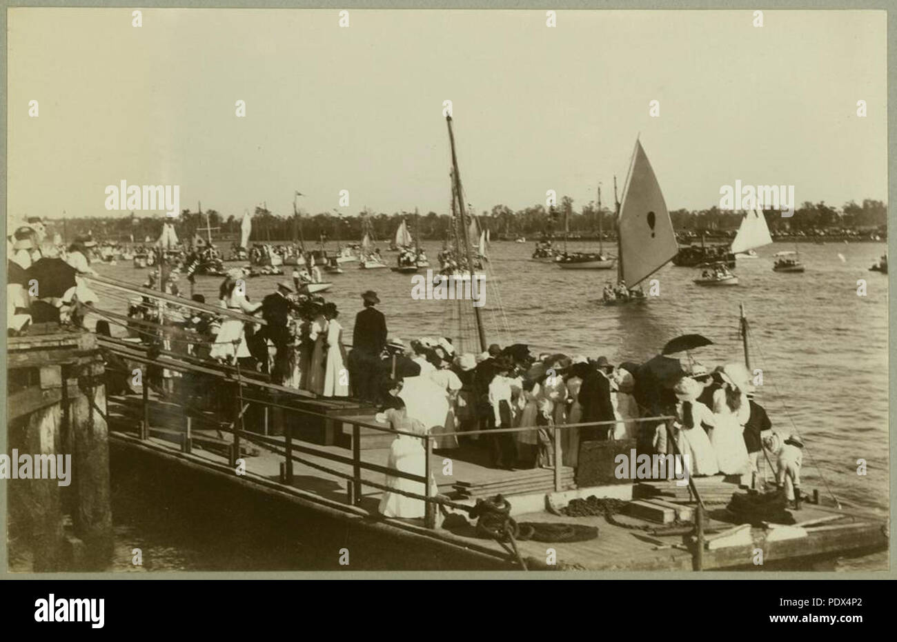 Henley regatta spectators hi-res stock photography and images - Alamy