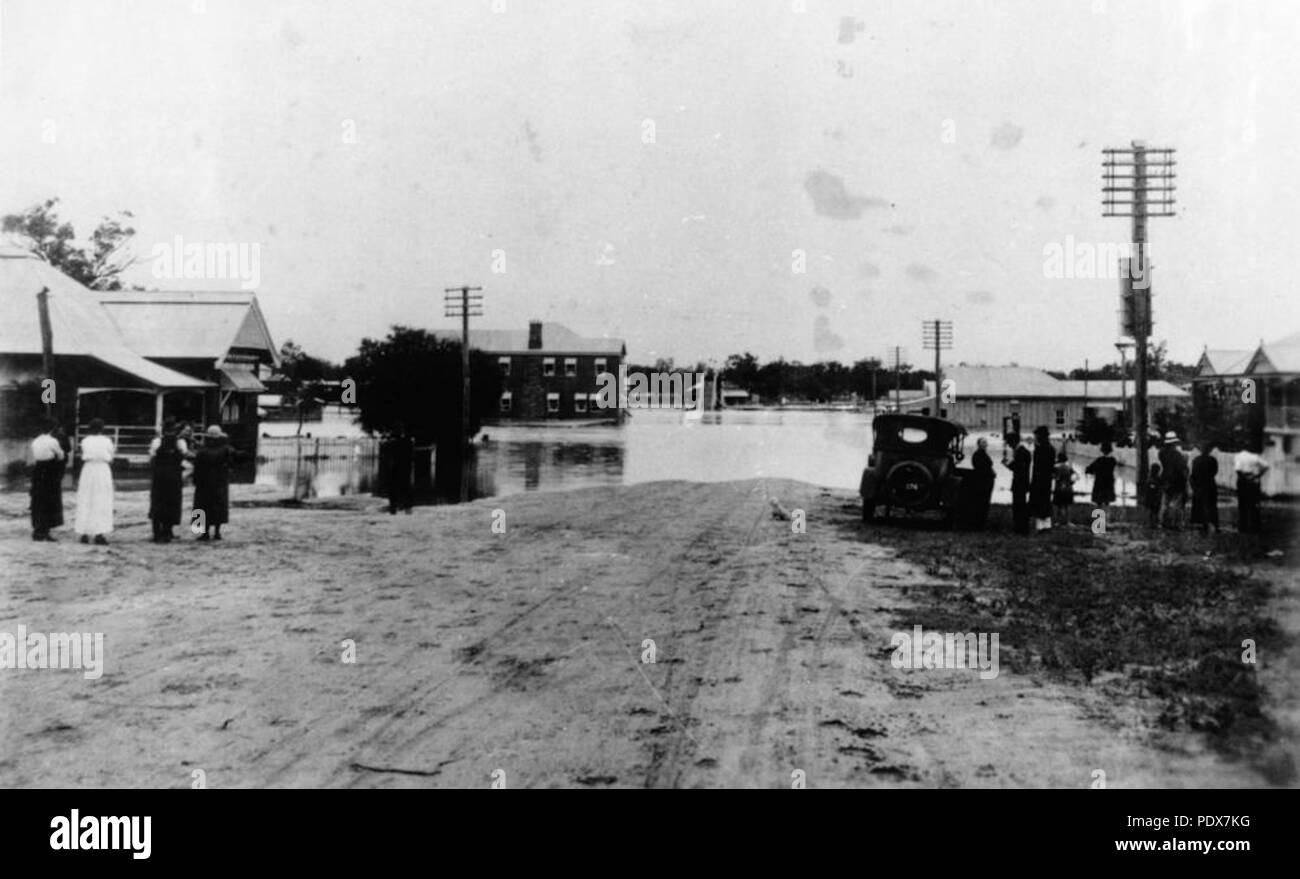 267 StateLibQld 1 46271 Heeney Street, Chinchilla during the 1921-22 floods Stock Photo