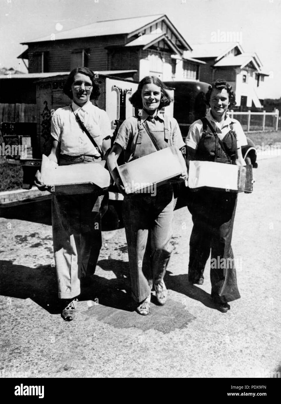 276 StateLibQld 1 90468 Women selling ice in the suburbs, Brisbane, 1942 Stock Photo