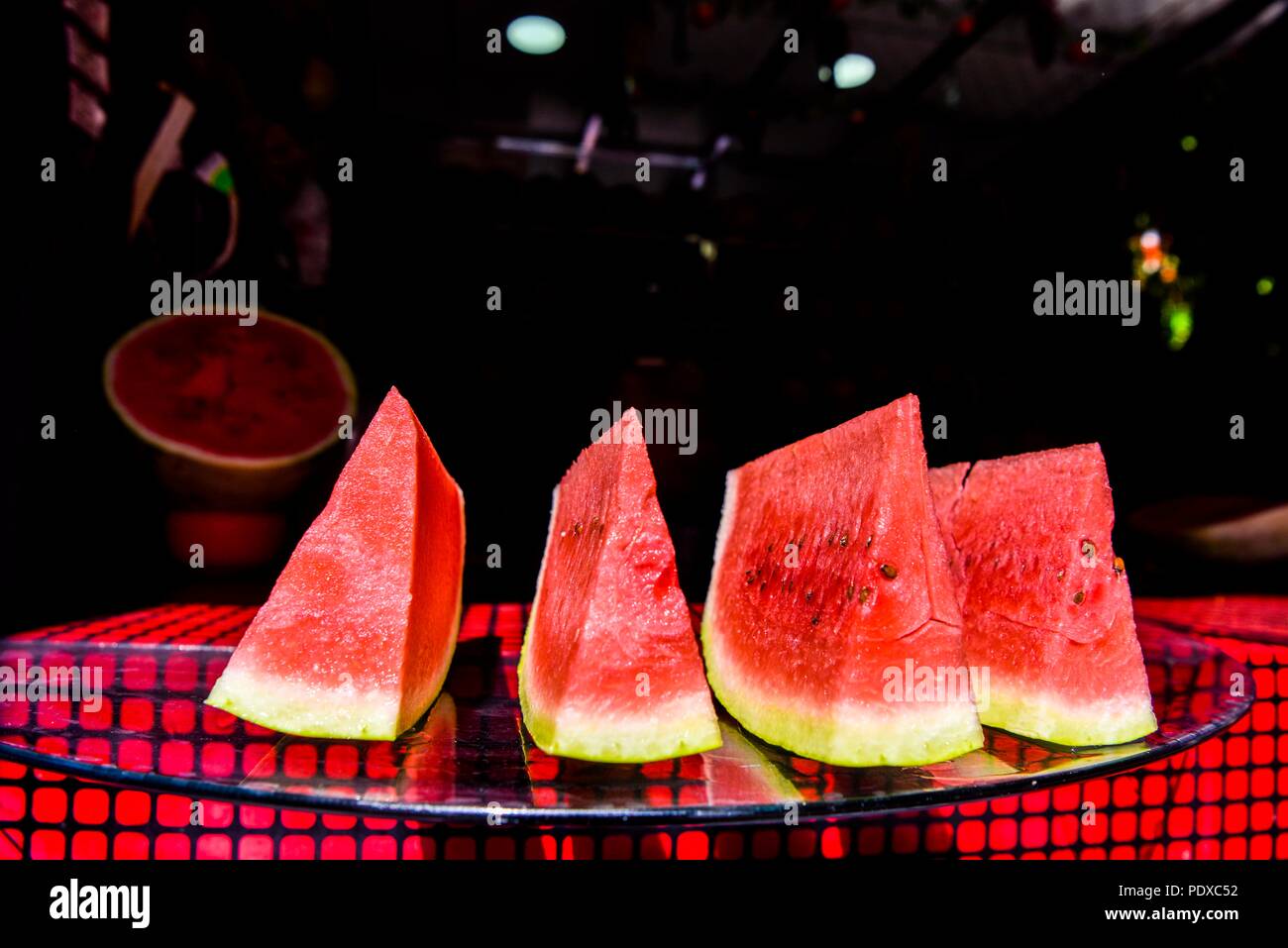 Urumqi, China's Xinjiang Uygur Autonomous Region. 9th Aug, 2018. Sliced watermelon is seen at a bazaar in Urumqi, northwest China's Xinjiang Uygur Autonomous Region, Aug. 9, 2018. Xinjiang, enjoying the long sunshine duration and large temperature difference, is famous for its bounty of fruits, including grapes, melons, pears, etc. Credit: Zhao Ge/Xinhua/Alamy Live News Stock Photo