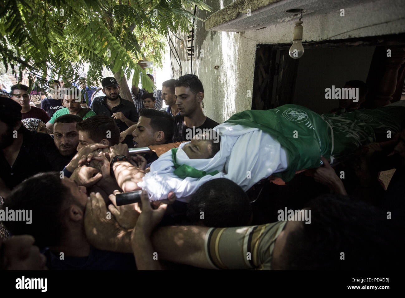 Gaza City, The Gaza Strip, Gaza. 9th Aug, 2018. (EDITOR'S NOTE: Image depicts death.).Mourners are seen carrying the body of Yousef al-Ghandour.Funeral of Palestinian Hamas militant Yousef al-Ghandour who was killed in an Israeli airstrike in the north of Gaza Strip. Credit: Mahmoud Issa/SOPA Images/ZUMA Wire/Alamy Live News Stock Photo