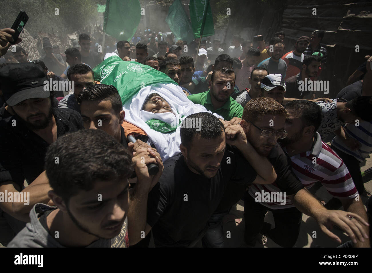 Gaza City, The Gaza Strip, Gaza. 9th Aug, 2018. (EDITOR'S NOTE: Image depicts death.).Mourners are seen carrying the body of Yousef al-Ghandour.Funeral of Palestinian Hamas militant Yousef al-Ghandour who was killed in an Israeli airstrike in the north of Gaza Strip. Credit: Mahmoud Issa/SOPA Images/ZUMA Wire/Alamy Live News Stock Photo