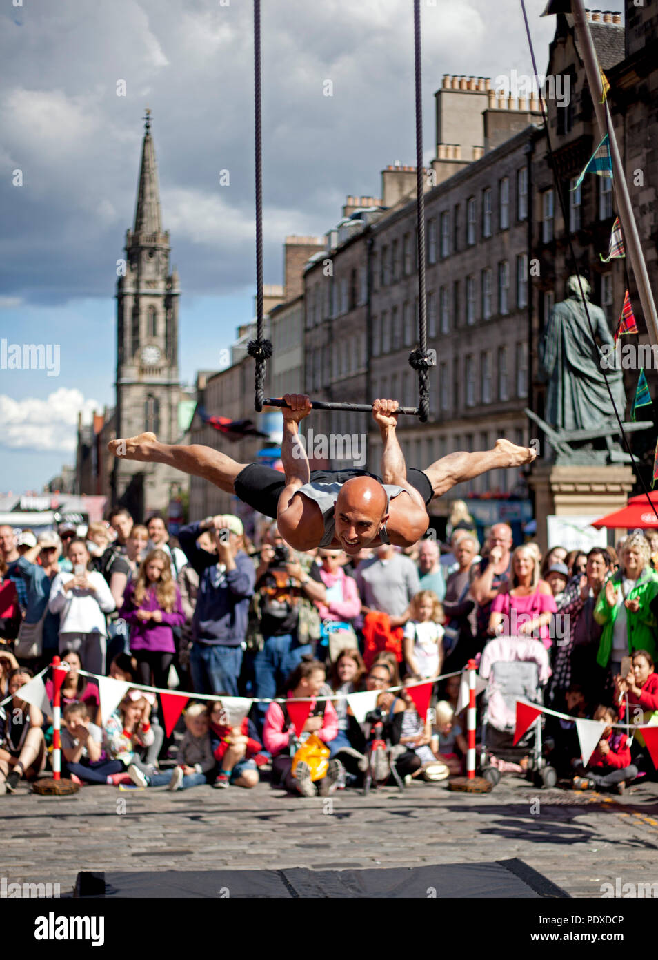 Edinburgh, Scotland UK, 10 August 2018, Edinburgh Fringe Festival on the Royal Mile, aerial trapeze artists contortionists entertain the audiences in the sunshine. Stock Photo
