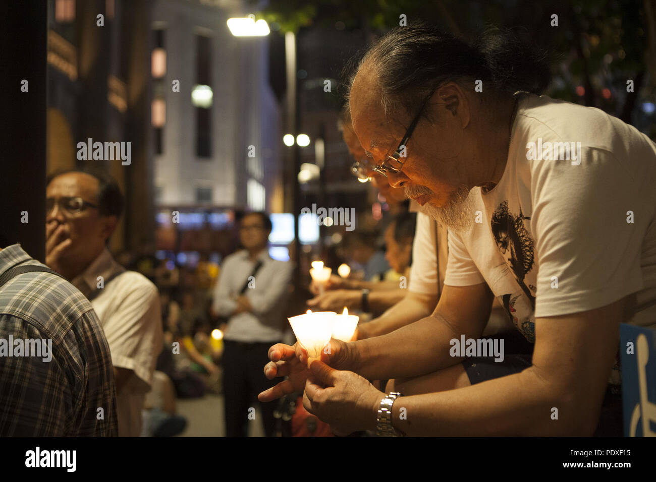 Hong Kong, Hong Kong, Hong Kong. 29th June, 2017. A Hong Kong man seen mourning the death of Liu Xiaobo.A vigil is held for Nobel laureate Liu Xiaobo, who died in Chinese custody the night before. No such vigils were allowed in China. Here in Hong Kong, dozens gathered outside the statehouse holding candles and signs commemorating Xiaobo. Credit: Viola Gaskell/SOPA Images/ZUMA Wire/Alamy Live News Stock Photo