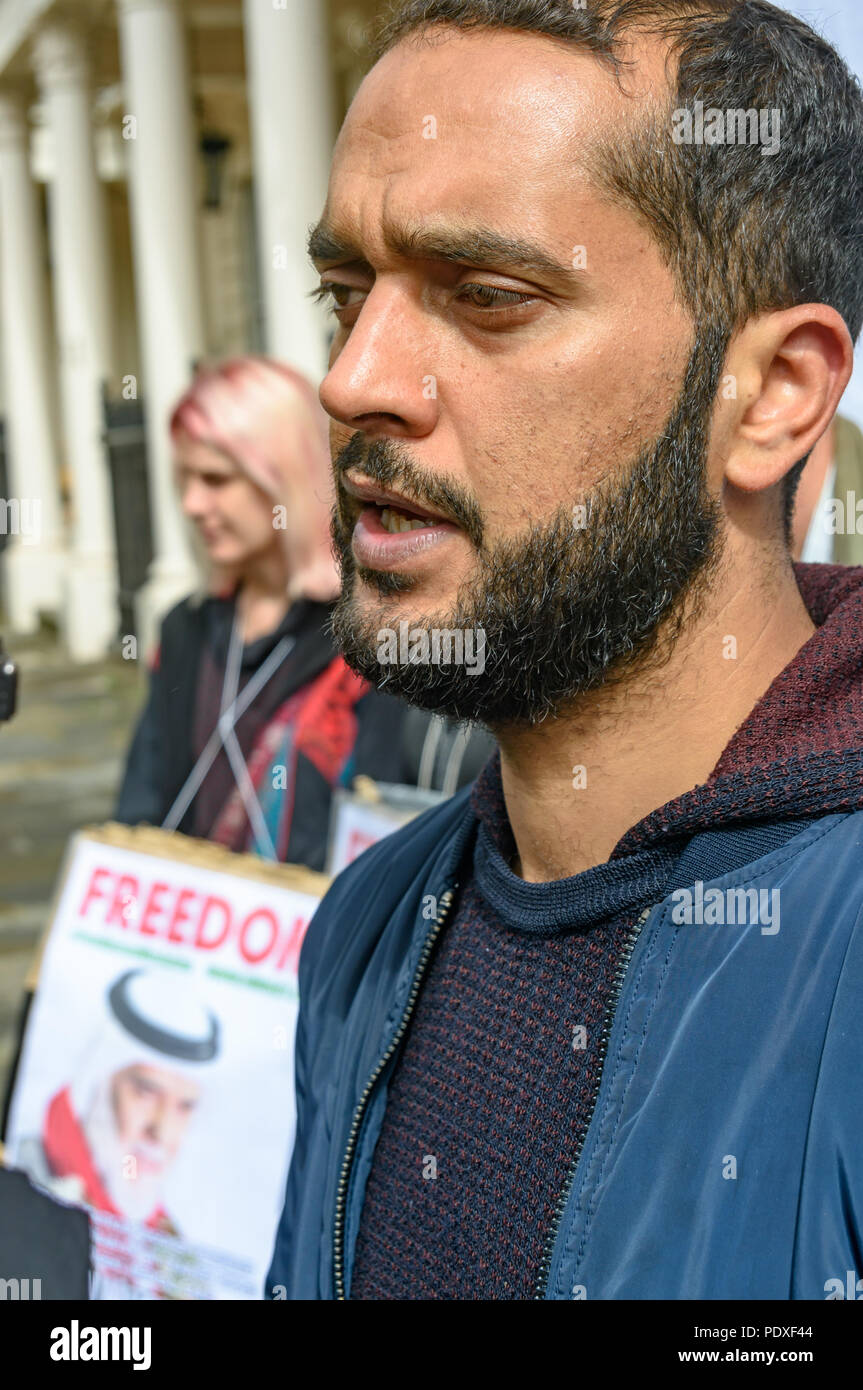 London, UK. 10th August 2018. Ali Mushaima who has been on hunger strike at the Bahrain embassy since the start of August to save his fathers life speaks with campaigners at the vigil by Inminds Islamic human rights organisation vigil calling for the immediate release of Hassan Mushaima and all the other 5000 Bahraini prisoners of conscience languishing in the Al-Khalifa regimes jails. They also demanded the British government end its complicity in the Al Khalifa dictatorship's crimes against the Bahraini people. Credit: Peter Marshall/Alamy Live News Stock Photo