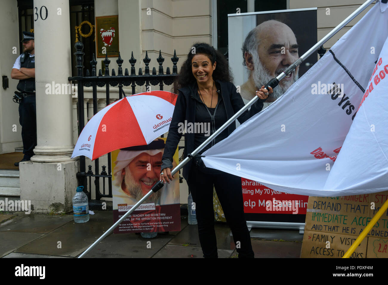 London, UK. 10th August 2018. Inminds Islamic human rights organisation get out their banner outside the Bahrain embassy for a vigil callings for the immediate release of Hassan Mushaima and all the other 5000 Bahraini prisoners of conscience languishing in the Al-Khalifa regimes jails. Credit: Peter Marshall/Alamy Live News Stock Photo
