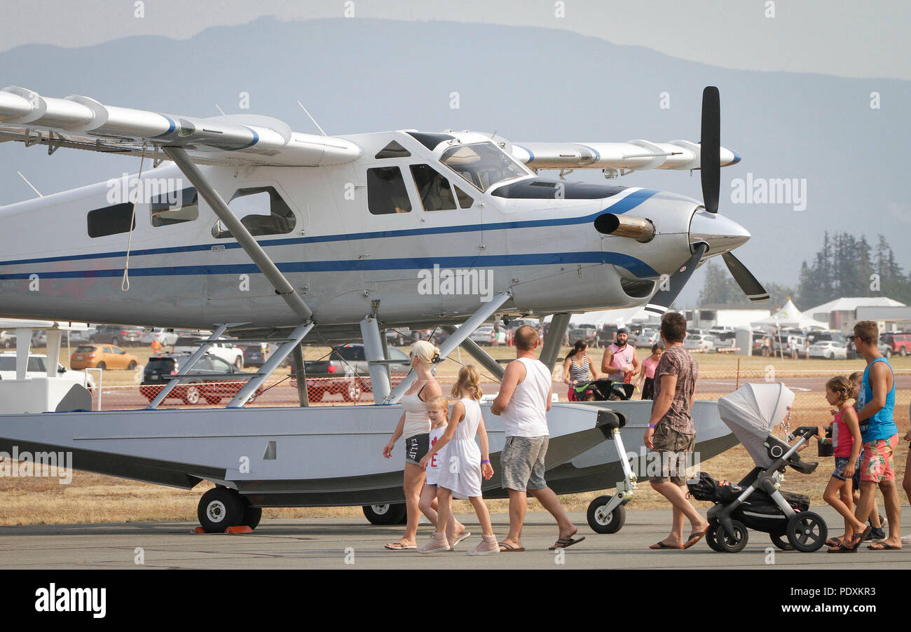 Abbotsford, Canada. 10th Aug, 2018. People look at a seaplane displayed at the 56th Abbotsford International Airshow in Abbotsford, Canada, Aug. 10, 2018. The Abbotsford International Airshow kicked off from Aug. 10 to Aug. 12 this year. The airshow first took flight in 1962, launched by a local flying club to draw attention and business to the town's airport. It later became one of the most important aviation shows in North America, drawing top pilots and airplanes from around Canada, the United States and Europe. Credit: Liang Sen/Xinhua/Alamy Live News Stock Photo