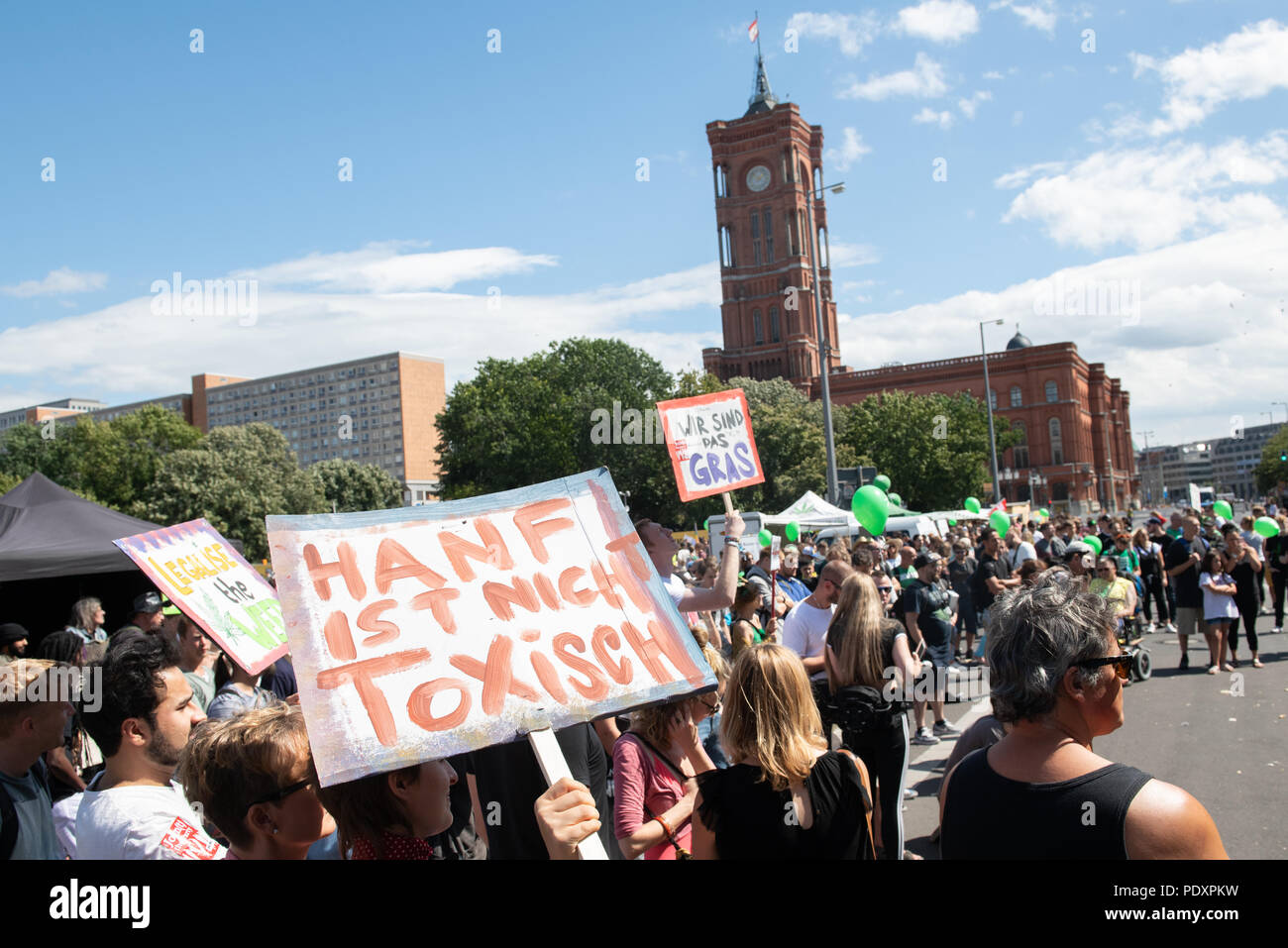 Berlin, Germany. 11th Aug, 2018. A sign of a participant reads 'Hanf ist nicht toxisch' (lit. Hemp is not toxic) at the Hemp Parade. Several hundred people who particpated in the parade, moved from the Red Town Hall to the Brandenburg Gate. Credit: Paul Zinken/dpa/Alamy Live News Stock Photo