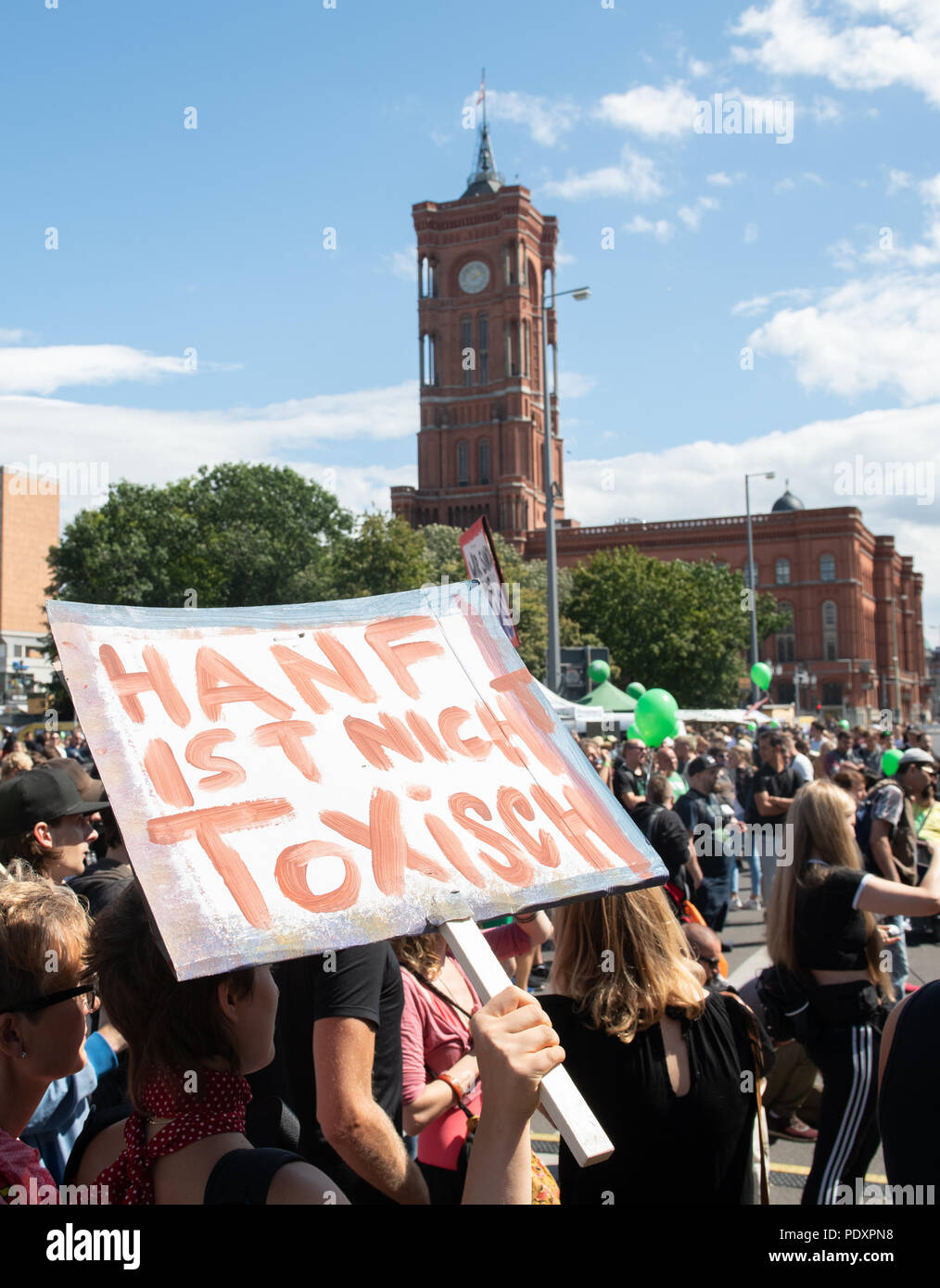 Berlin, Germany. 11th Aug, 2018. A sign of a participant reads 'Hanf ist nicht toxisch' (lit. Hemp is not toxic) at the Hemp Parade. Several hundred people who particpated in the parade, moved from the Red Town Hall to the Brandenburg Gate. Credit: Paul Zinken/dpa/Alamy Live News Stock Photo