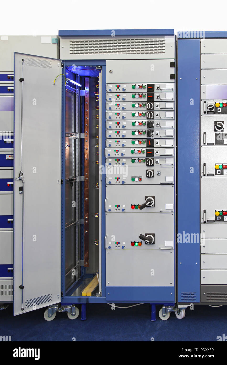 Power distribution board current breakers with overcurrent protection