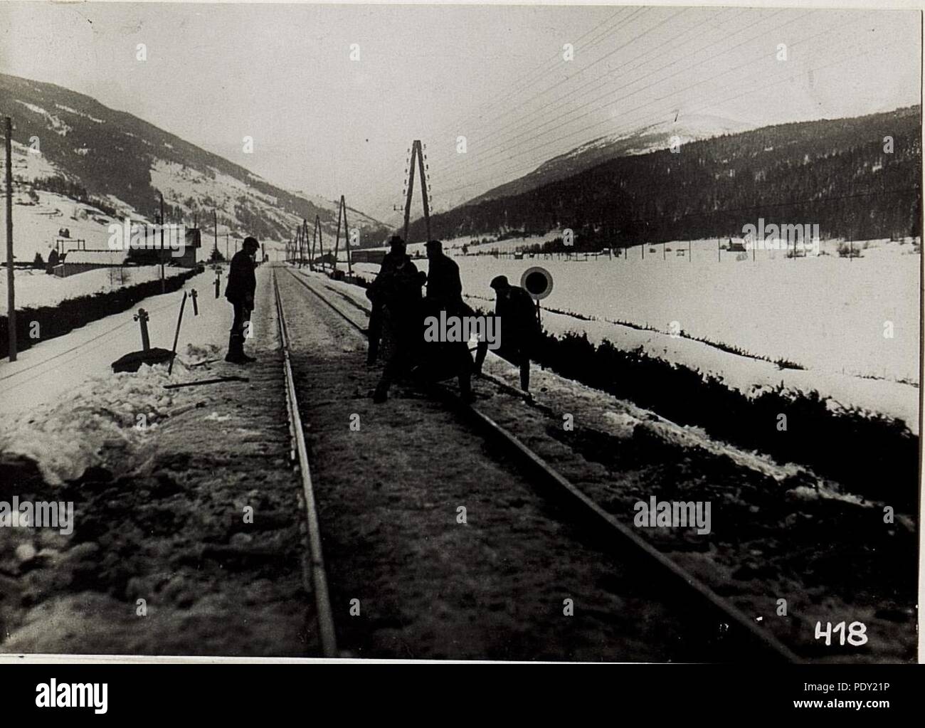 Arbeiter reparieren die Stelle an der Bahn zwischen Toblach und Innichen, an der italienischer 30er einfiel, 28.2.1916. Stock Photo
