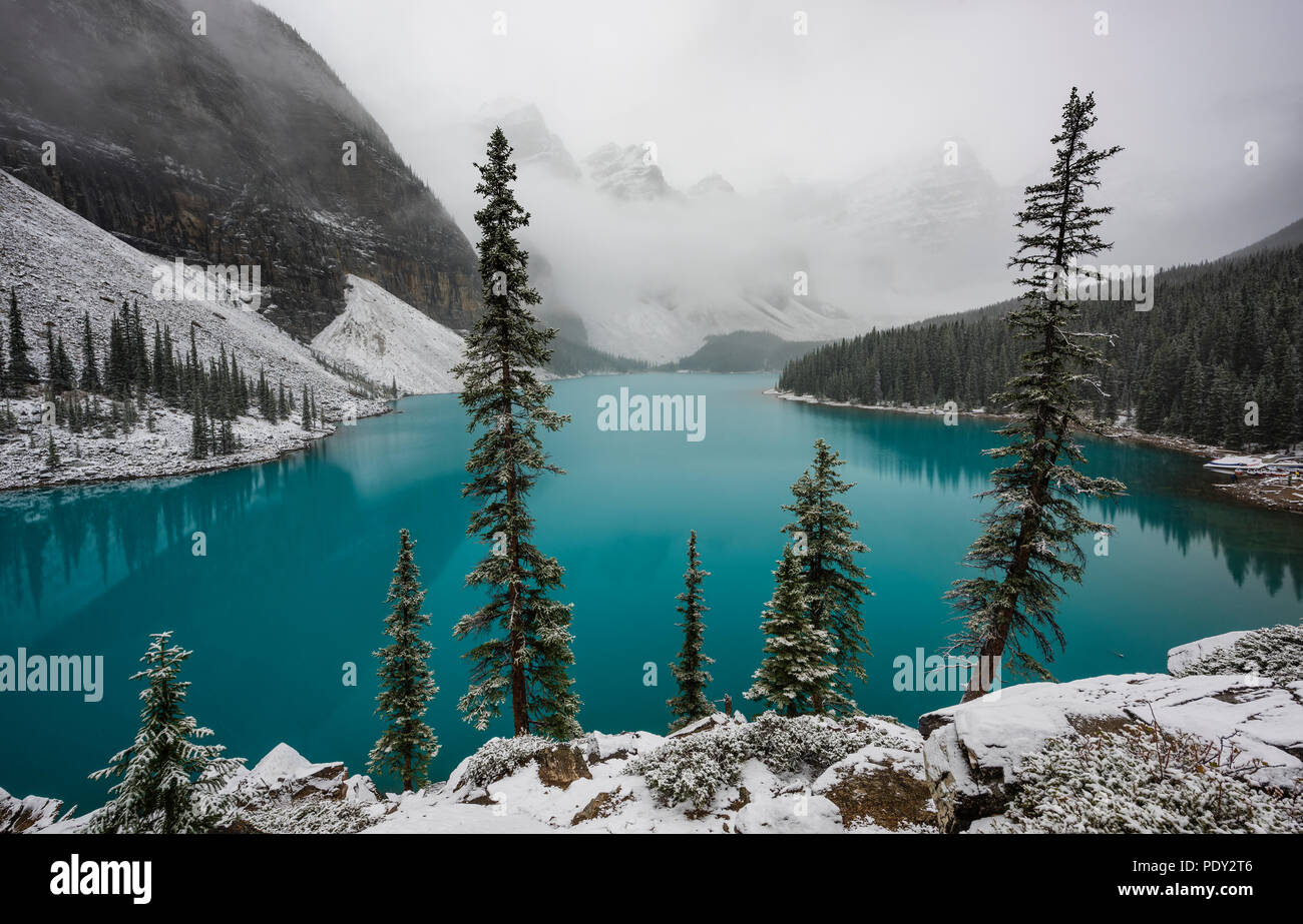 Turquoise Moraine Lake, first snowfall in autumn, Valley of the Ten Peaks, Banff National Park Rocky Mountains, Alberta, Canada Stock Photo