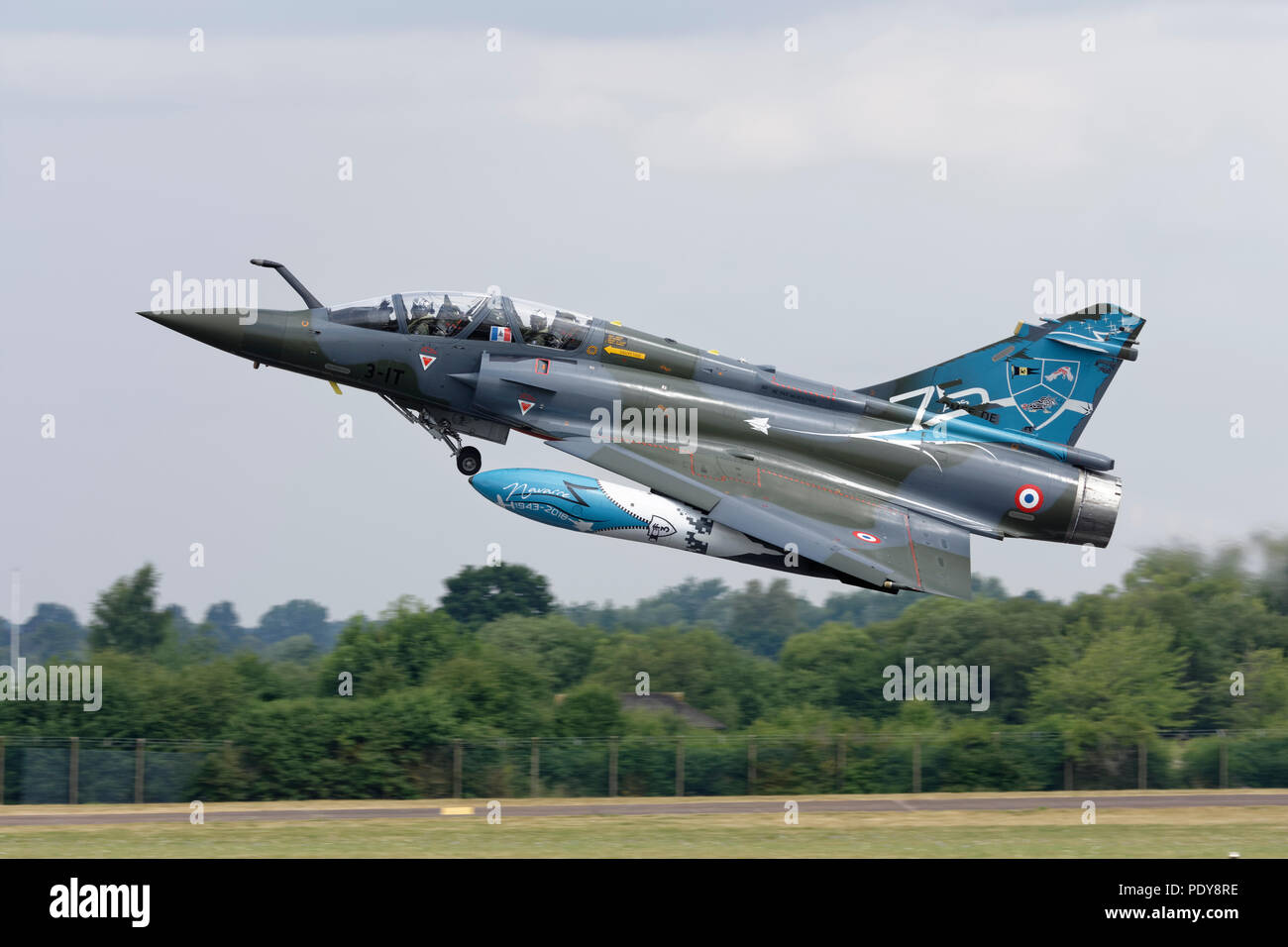 One of the two team Couteau Delta Dassault Mirage 2000 fighter jets takes off from RAF Fairford after the RIAT Stock Photo