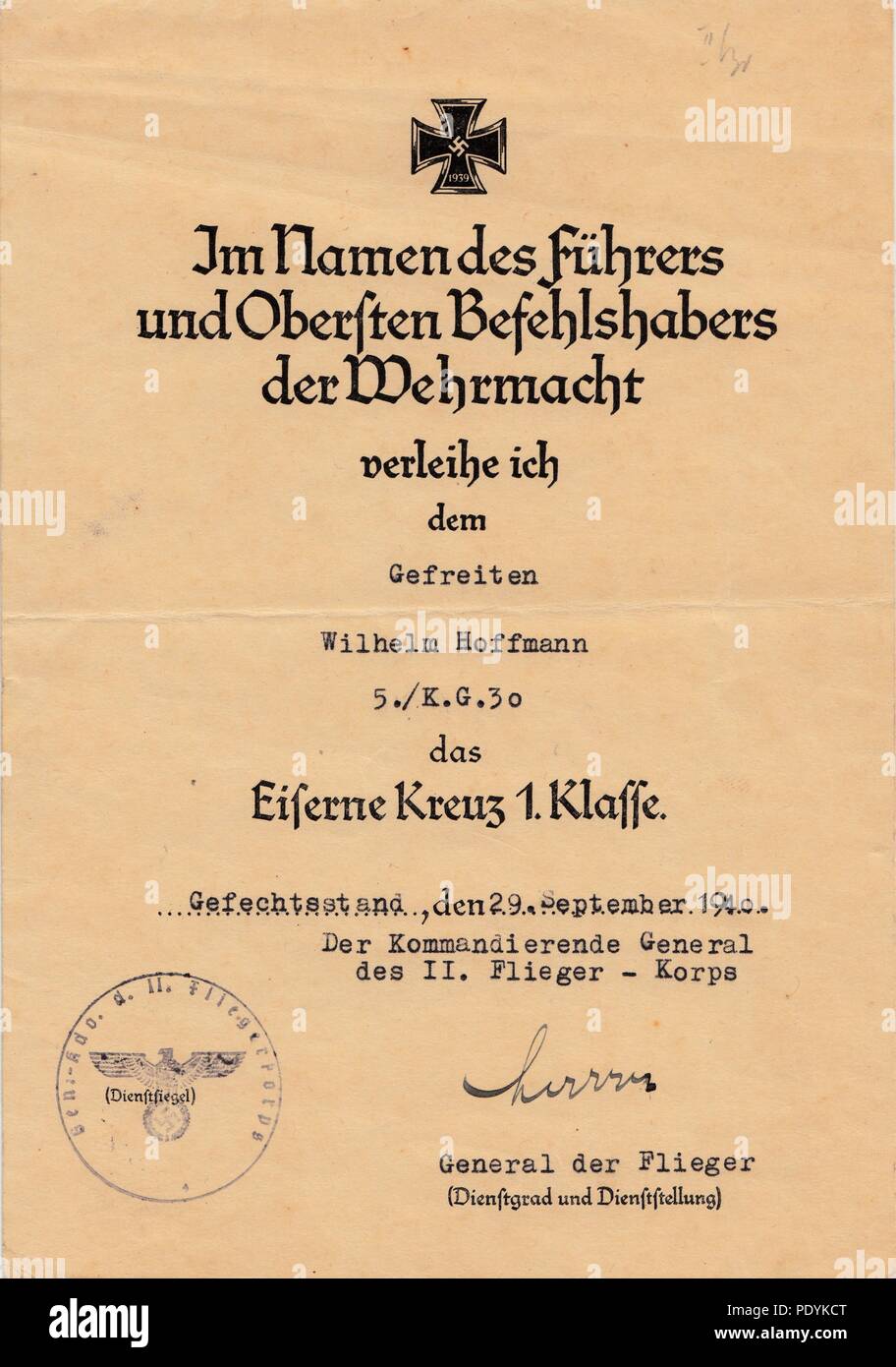Certificate awarded to Feldwebel Willi Hoffmann of 5. Staffel, Kampfgeschwader 30: Certificate for the Iron Cross 1st Class, awarded to Gefreiter Willi Hoffmann of 5./KG 30 on 29th September 1940. it is signed in ink by General der Flieger Bruno Loerzer, Kommandierende General des II. Fliegerkorps. Stock Photo