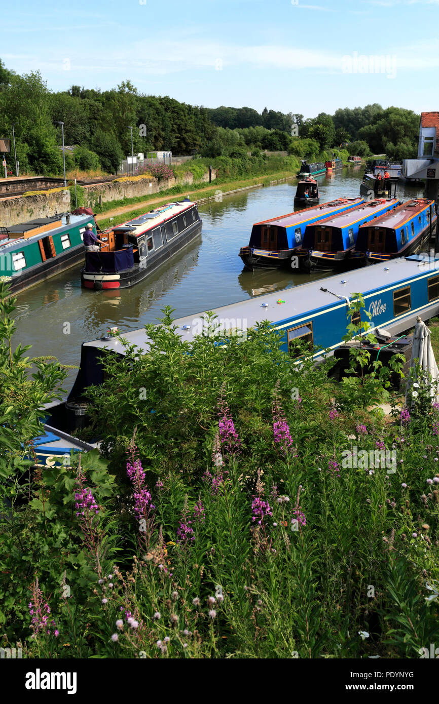 Narrowboats on the Oxford Canal at Heyford Wharf, Lower Heyford village, Bicester, Oxfordshire, England Stock Photo