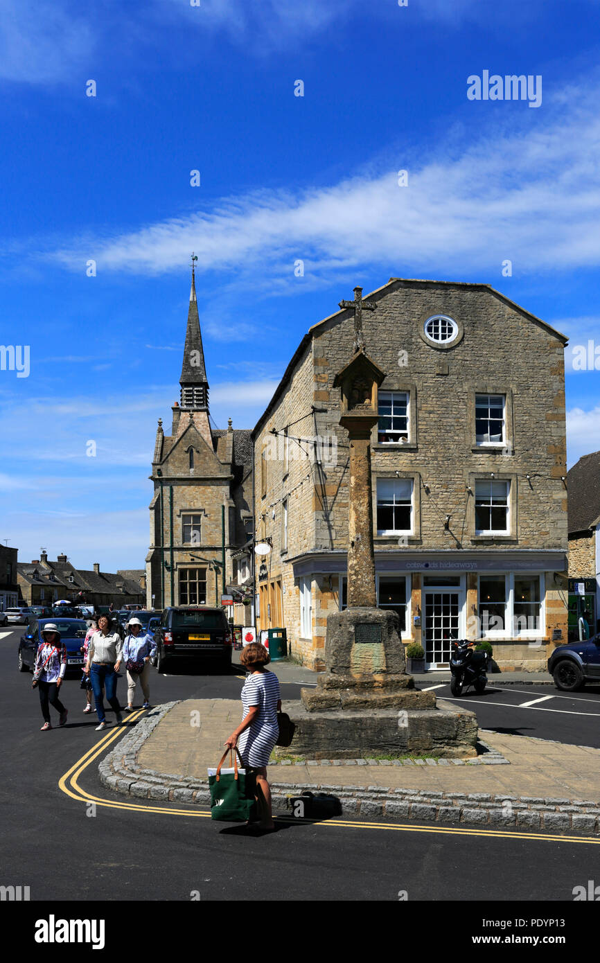 Street view and the Market Cross, Stow on the Wold Town, Gloucestershire, Cotswolds, England Stock Photo