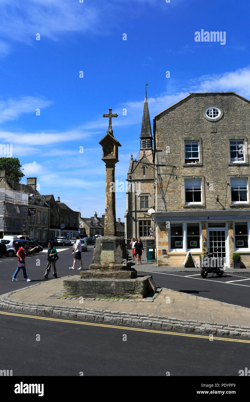 Street view and the Market Cross, Stow on the Wold Town, Gloucestershire, Cotswolds, England Stock Photo