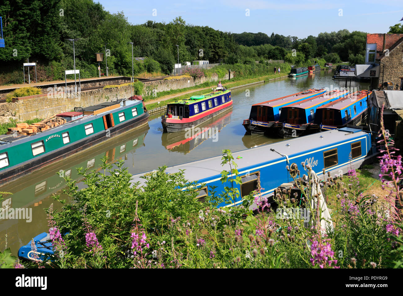 Narrowboats on the Oxford Canal at Heyford Wharf, Lower Heyford village, Bicester, Oxfordshire, England Stock Photo