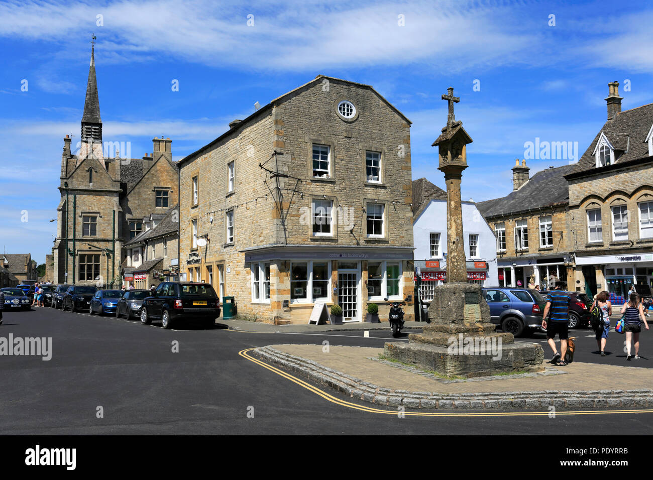 Street view and the Market Cross, Stow on the Wold Town, Gloucestershire, Cotswolds, England Stock Photo