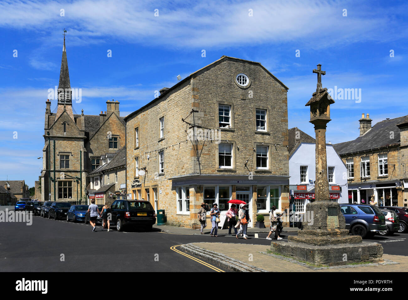 Street view and the Market Cross, Stow on the Wold Town, Gloucestershire, Cotswolds, England Stock Photo